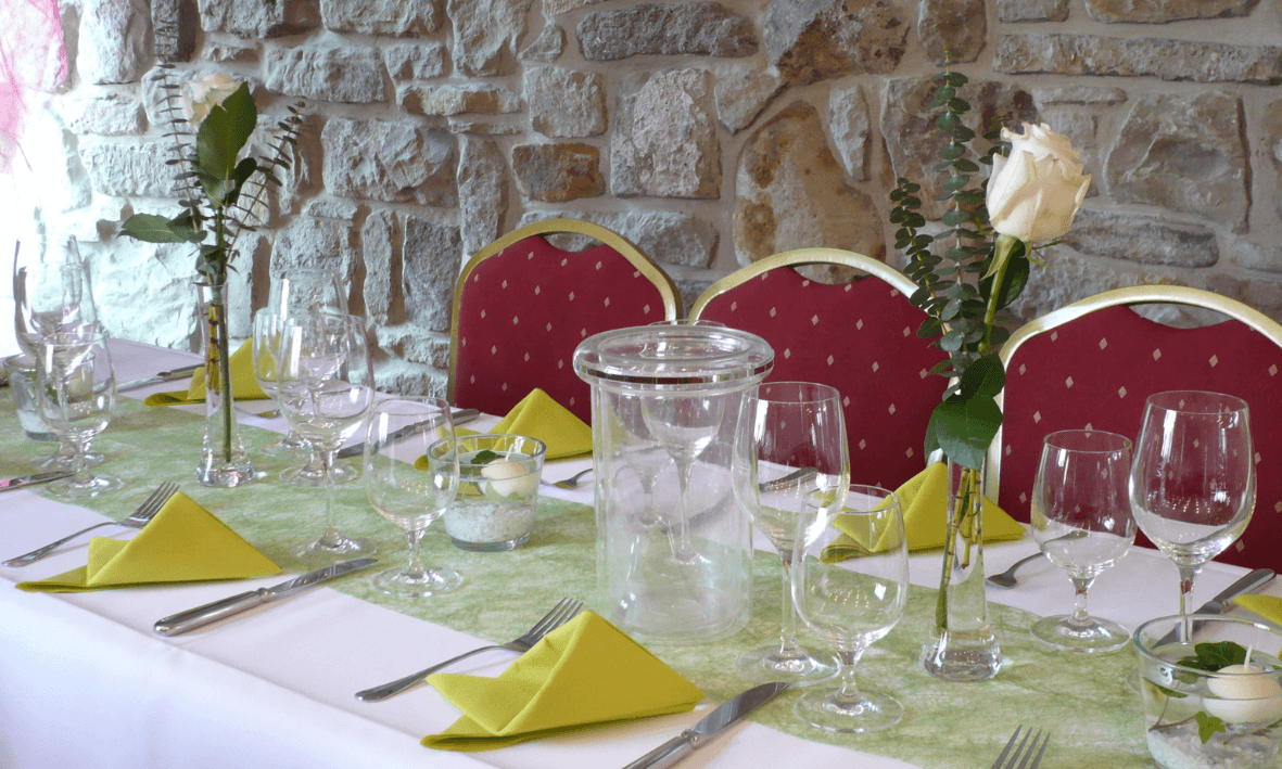 Eleganter, gedeckter Tisch vor einer schönen Steinwand bei Ricordo in Lüdinghausen.